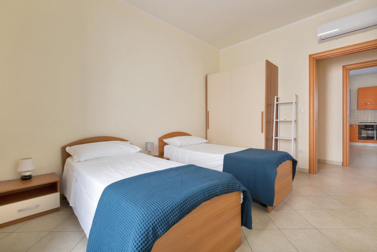 L'Attico Di Apartment Lido Marini Bagian luar foto